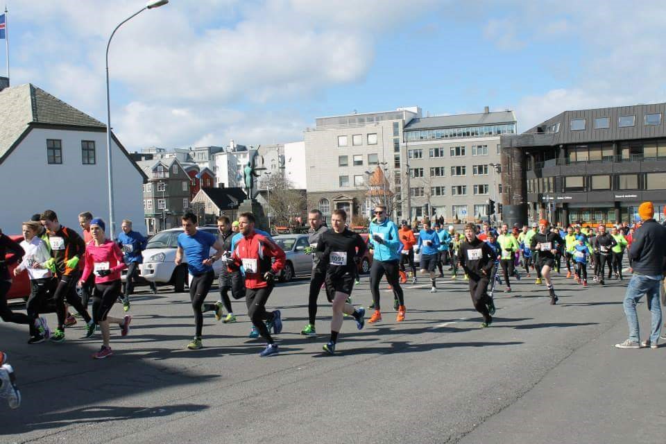 Hlauparar í VÍR á leið upp Hverfisgötu